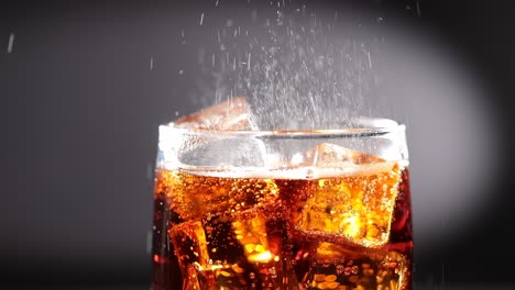 primer plano de un vaso de cola con hielo