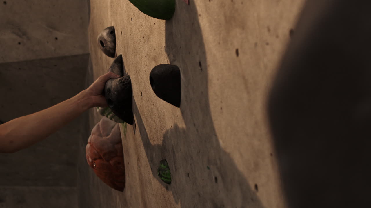 등반 벽 에 바위 를 등반 하는 사람