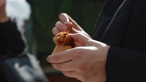 Alheira-Wurst-In-Der-Hand---Ein-Vorgeschmack-Auf-Traditionelle-Portugiesische-Küche