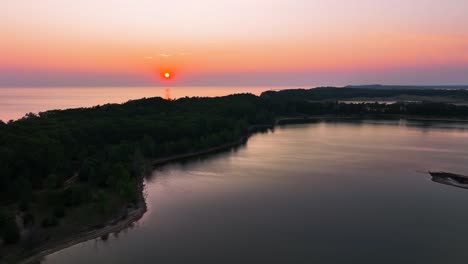 Erhebt-Sich-über-Dem-Kleinen-Abschnitt-Zwischen-Lake-Michigan-Und-Dune-Harbor