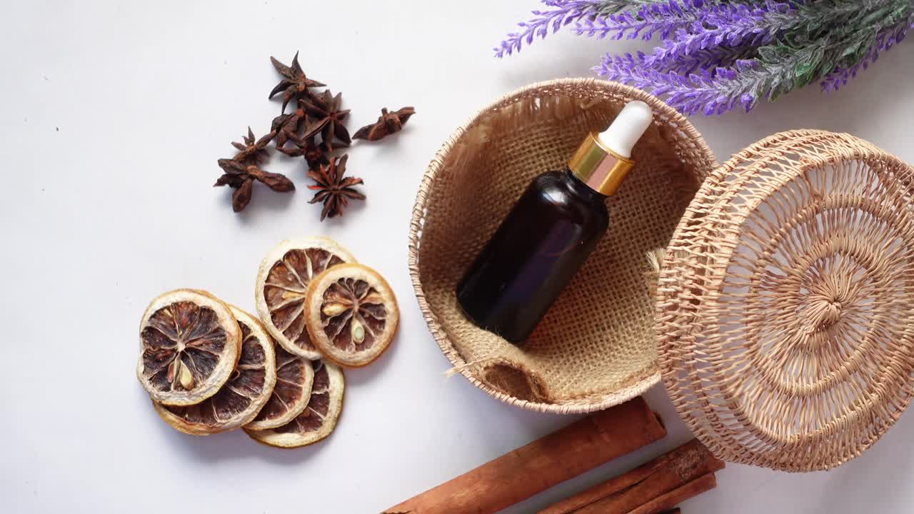 exhibición de aceites esenciales naturales con cítricos secos, canela y anís estrellado