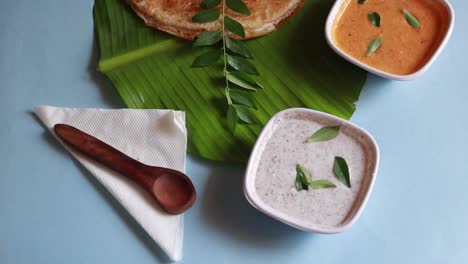 Masala-Dosa-Giratoria,-Juego-De-Comida-Del-Sur-De-La-India-Dosa,-Sambhar-Y-Chutney-De-Coco