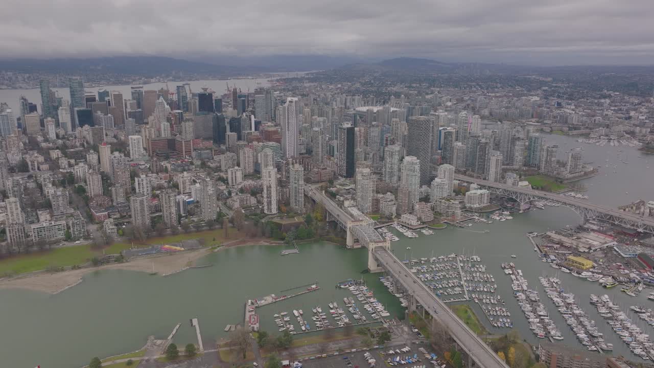 imágenes aéreas del centro de vancouver con la bahía inglesa y el puente de la calle burrard en 4k