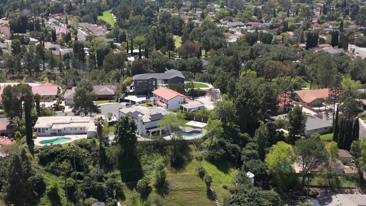 el barrio de granada hills en los ángeles, california, es un paso aéreo de casas espectaculares.