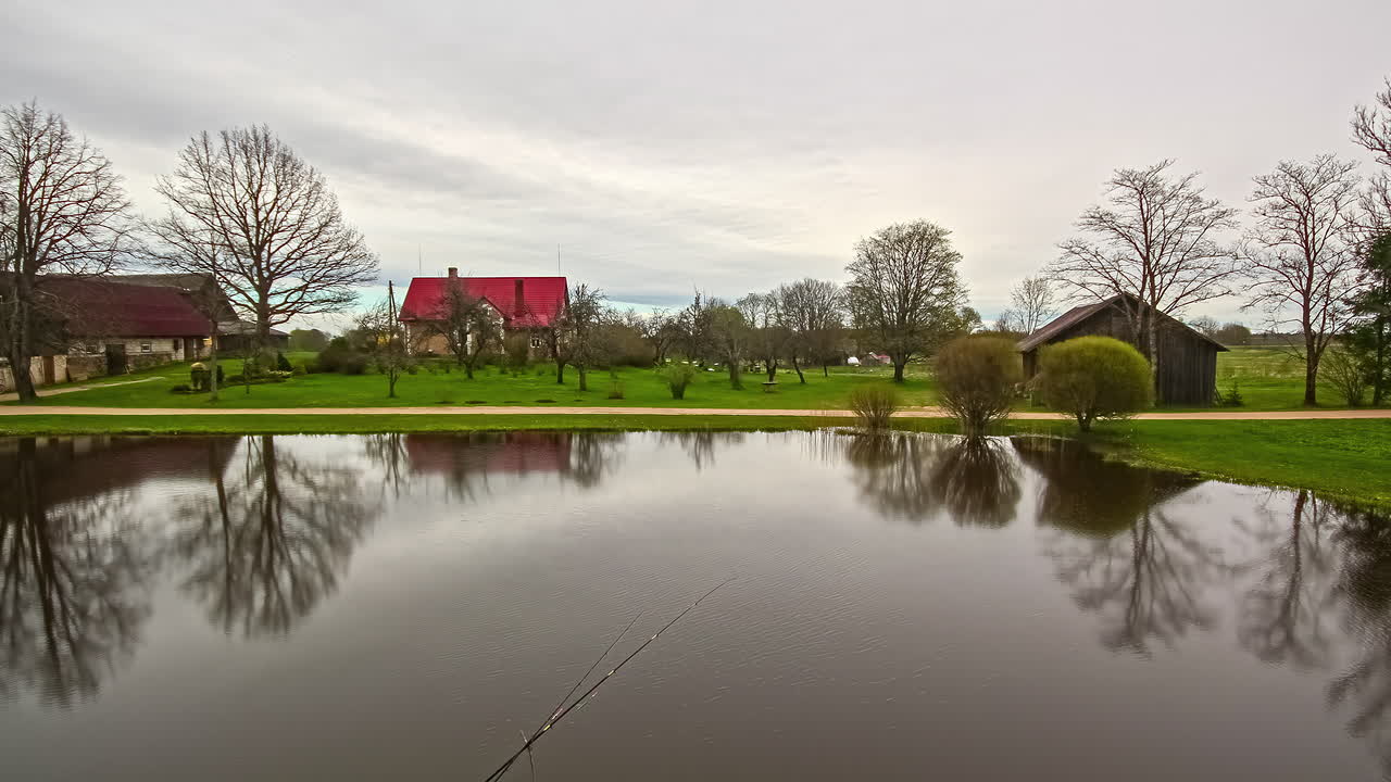 таймлапс восхода и заката солнца с пейзажем, отражающимся на поверхности озера