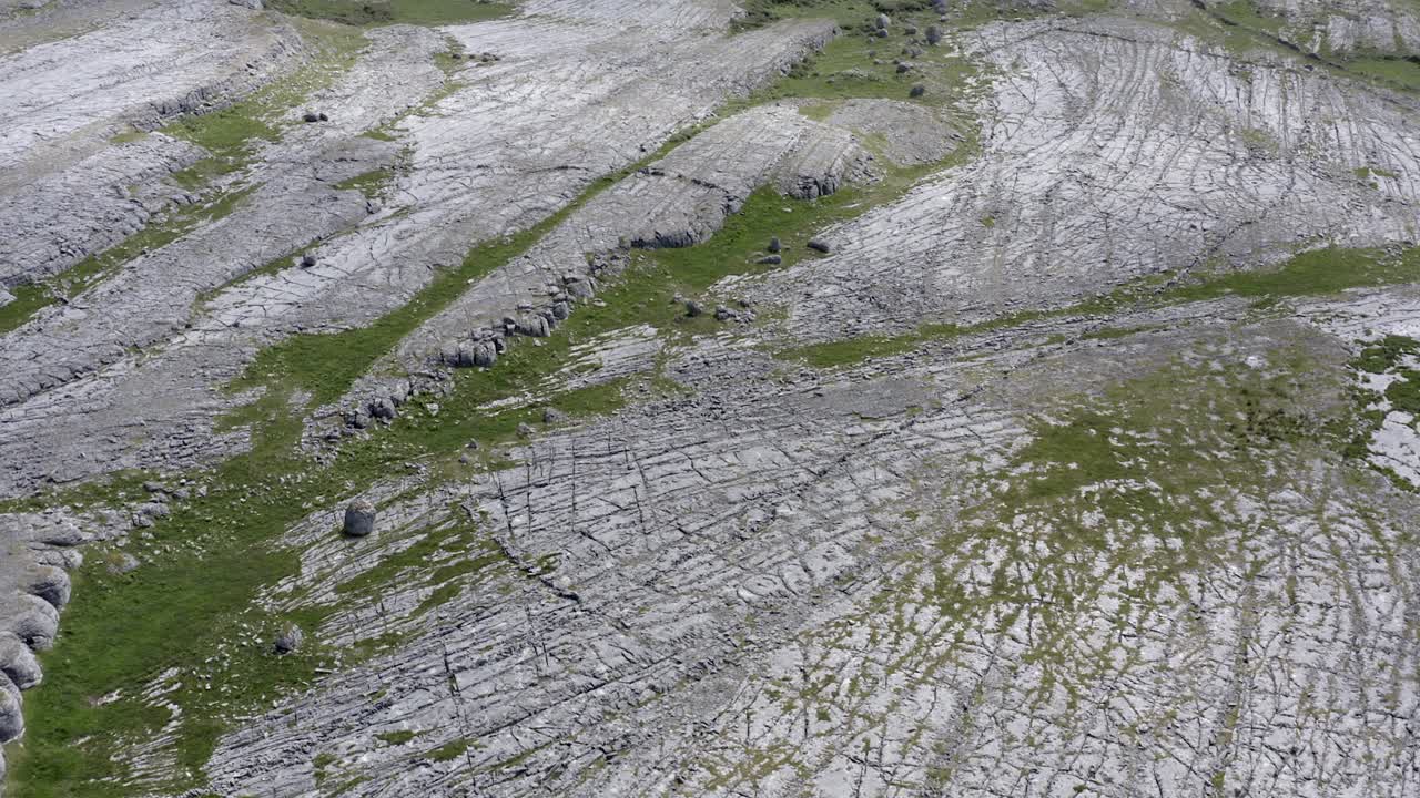 las escamas escarpadas de los glaciares en el lecho rocoso calcáreo del burren en irlanda