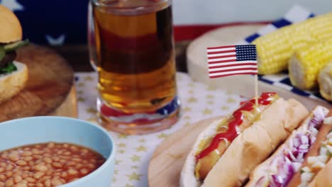 perritos calientes en una mesa de madera con tema del 4 de julio
