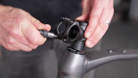 mecánico de bicicletas que desmonta el tronco de la bicicleta de carretera para el servicio