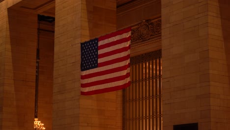 Amerikanische-Flagge-In-Der-Grand-Central-Station