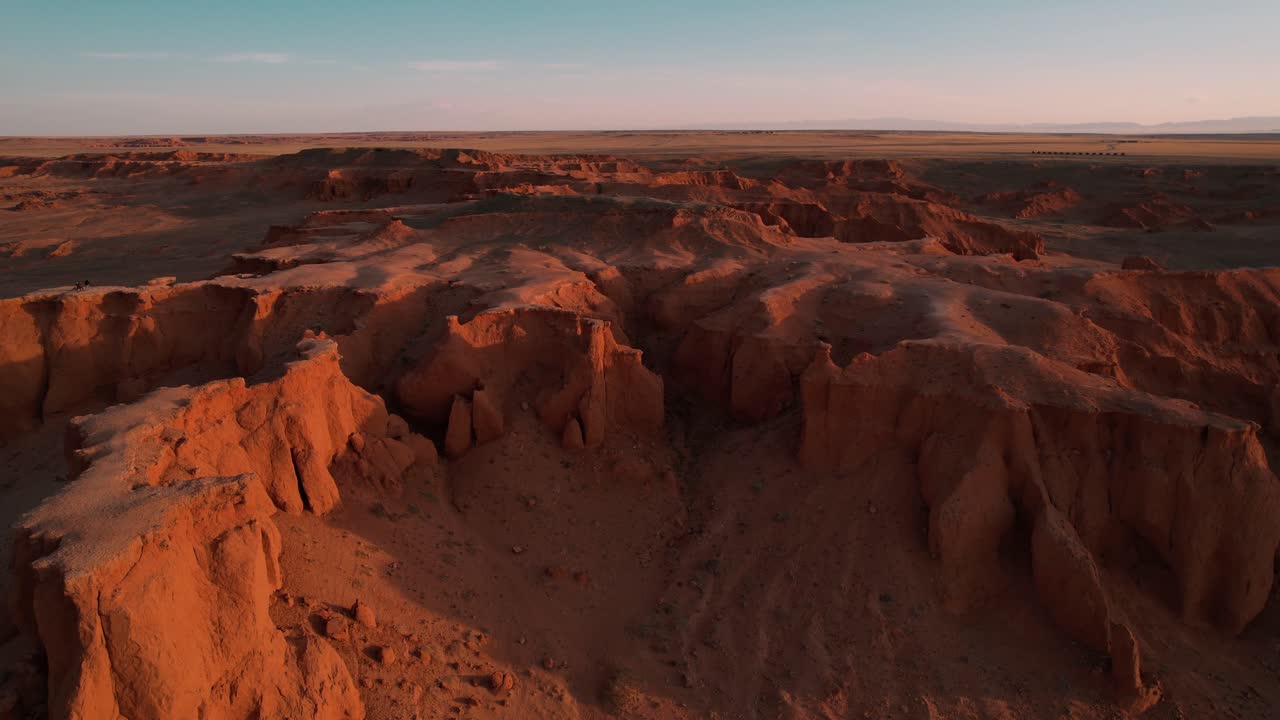Luftfoto af Flammende Kløfter, Mongoliets Gobi-ørken i den gyldne time