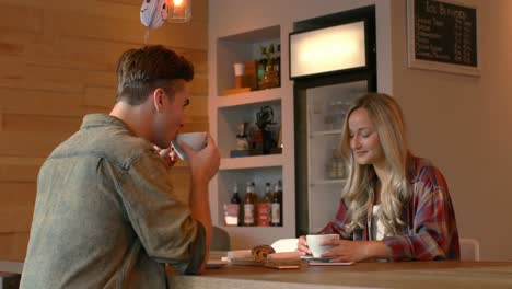 Pareja-Joven-Interactuando-Entre-Sí-En-La-Cafetería-4k