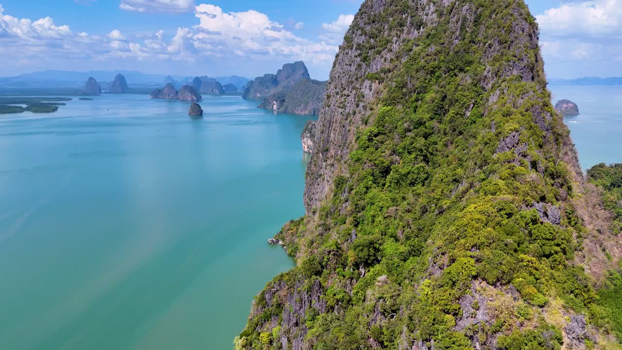Cảnh quay drone ghi lại những khung cảnh tuyệt đẹp từ trên cao của những vách đá xanh tươi và làn nước màu ngọc lam của Vịnh Phang Nga dưới ánh nắng chói chang