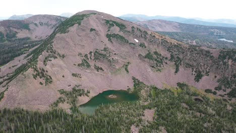 Vista-Aérea-Del-Lago-De-La-Isla-De-Whickey,-Ladera-Norte-Del-Rango-De-Las-Montañas-De-Uinta,-Utah,-Estados-Unidos-De-América,-Ruta-De-Senderismo-Popular-En-El-Bosque-Nacional-Wasatch-Cache