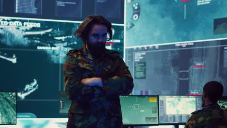 el sargento mayor de mando emplea hologramas de alta tecnología para examinar datos en tiempo real.