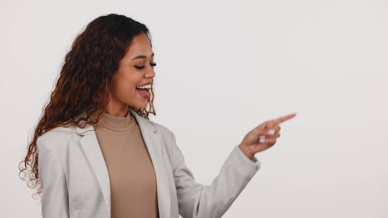 sonrisa, señalando y mujer de negocios