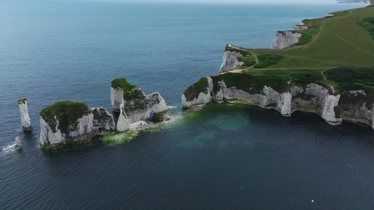 Old Harry Rocks no Canal da Mancha com águas calmas em Dorset, sul da Inglaterra. - plano de afastamento aéreo