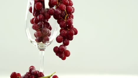 primer plano de uvas rojas en vaso