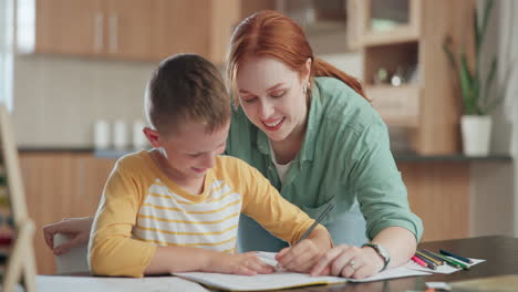 Familie,-Bildung-Und-Eine-Mutter,-Die-Ihren-Sohn-Unterrichtet