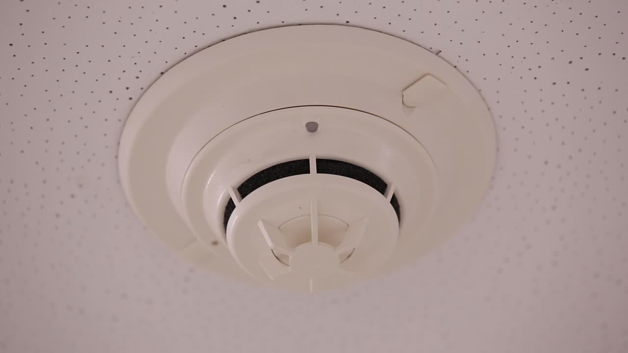 小さなライトが点滅している煙警報器のクローズ アップ ショット