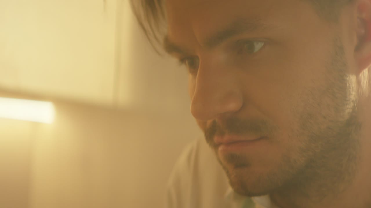 el hombre agarra la sartén. el joven cocina en la cocina.