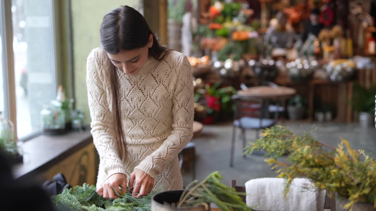 꽃 가게 에서 꽃 을 정리 하는 여자
