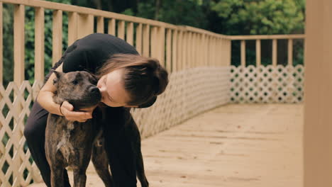 Kaukasisches-Mädchen-Kuschelt-Sich-In-Schüchternen-Hund,-Legt-Ihr-Gesicht-In-Seins,-Küsst-Und-Streichelt-Hund