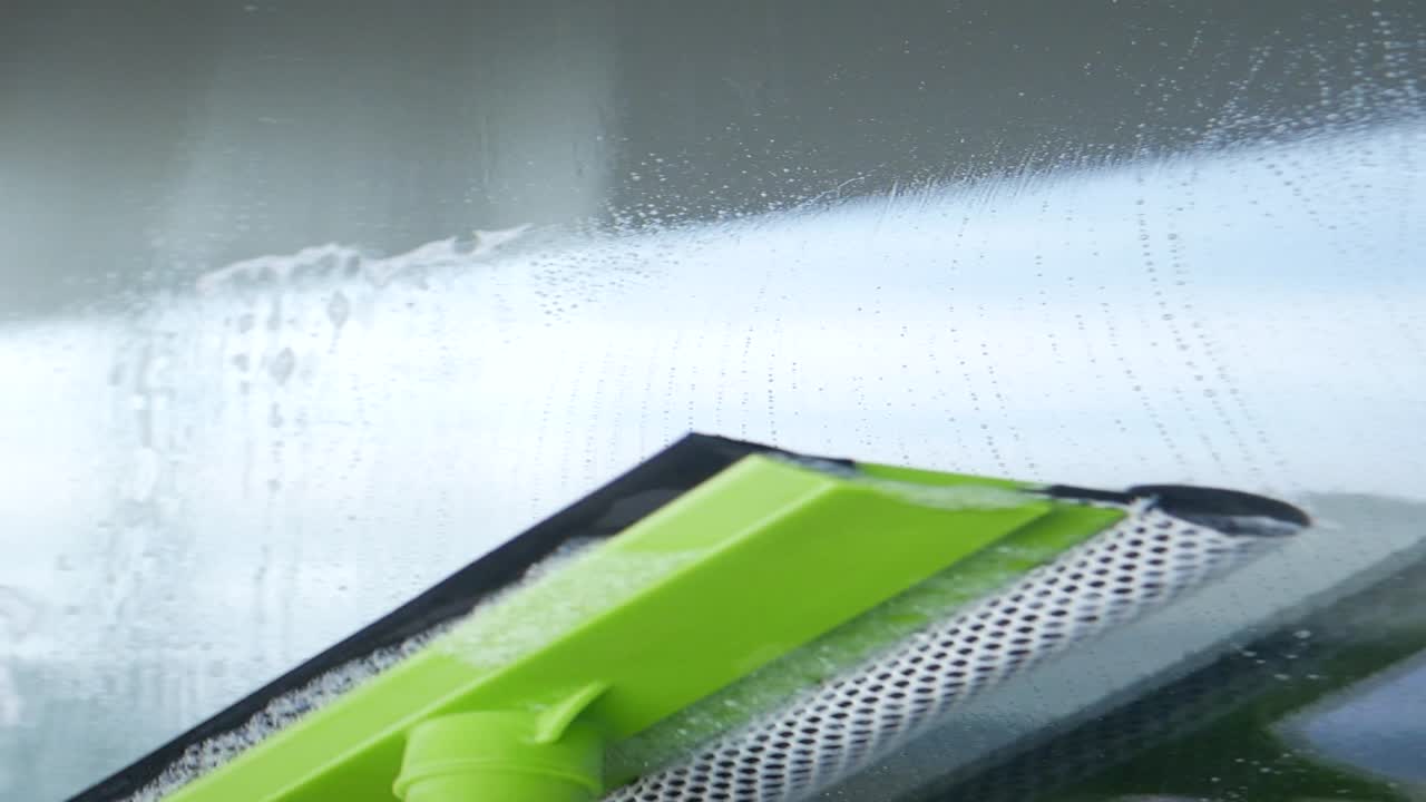 스키기 (squeegee) 로 창문 청소