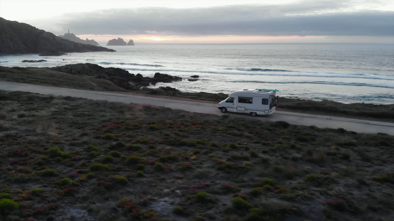 Campervan su strada costiera al tramonto