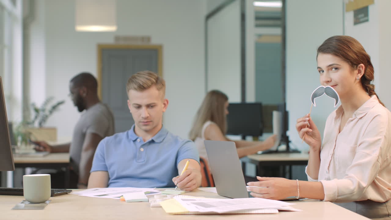 деловая женщина, работающая на ноутбуке в коллективе.