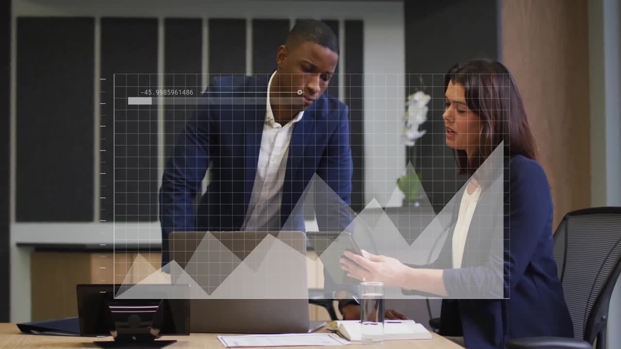 Des professionnels discutant des documents avec une animation de graphique financier superposée à la scène