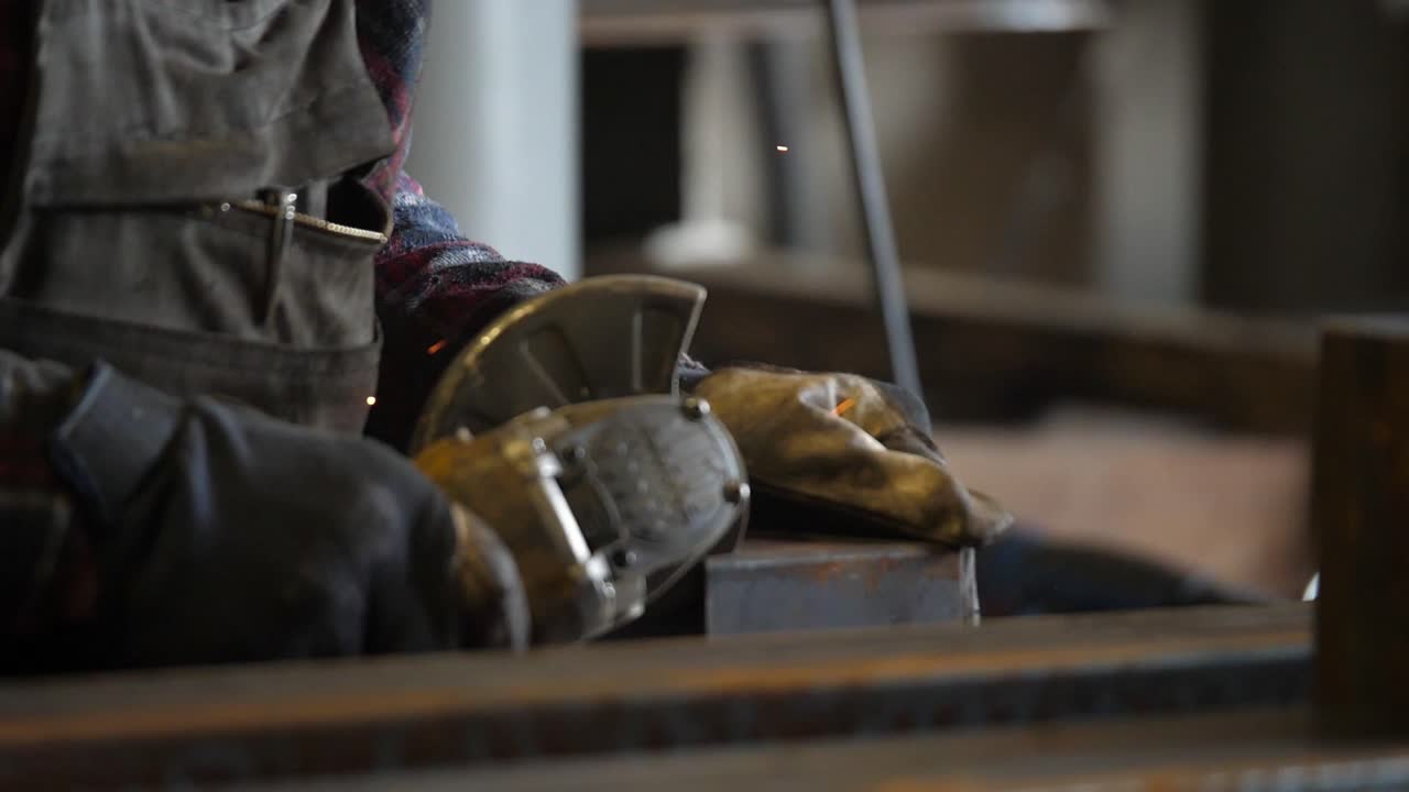 불꽃이 메탈 댄스를 불어넣습니다.