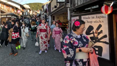 calle llena de gente con trajes tradicionales