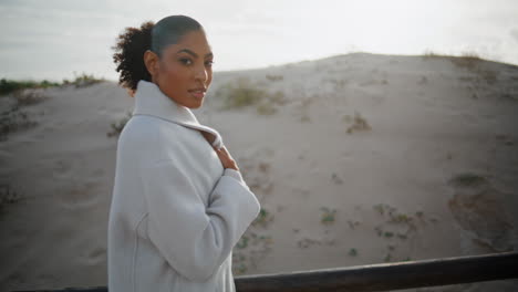 Mujer-Pensativa-Paseando-Por-Las-Dunas-De-La-Playa-De-Arena.-Pensamiento-Afroamericano-Pacífico