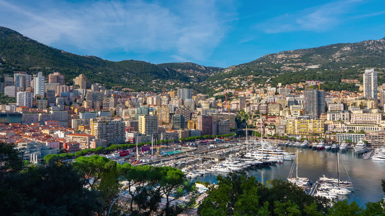 Timelapse diurno di Port Hercule a Monaco, che mostra yacht di lusso ormeggiati nel porto turistico, incorniciato dalla fitta urbanizzazione di La Condamine e Monte Carlo