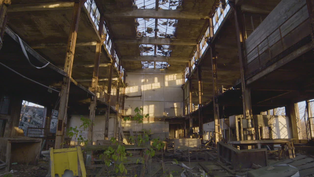 오하이오의 오래된 산업 건물의  ⁇ 어가는 잔해입니다.