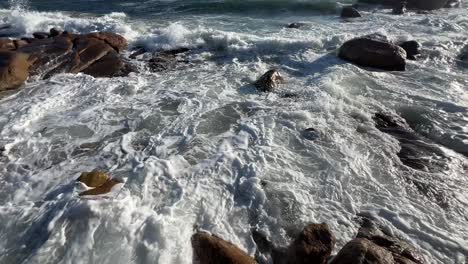 las olas del océano a medida que entra la marea