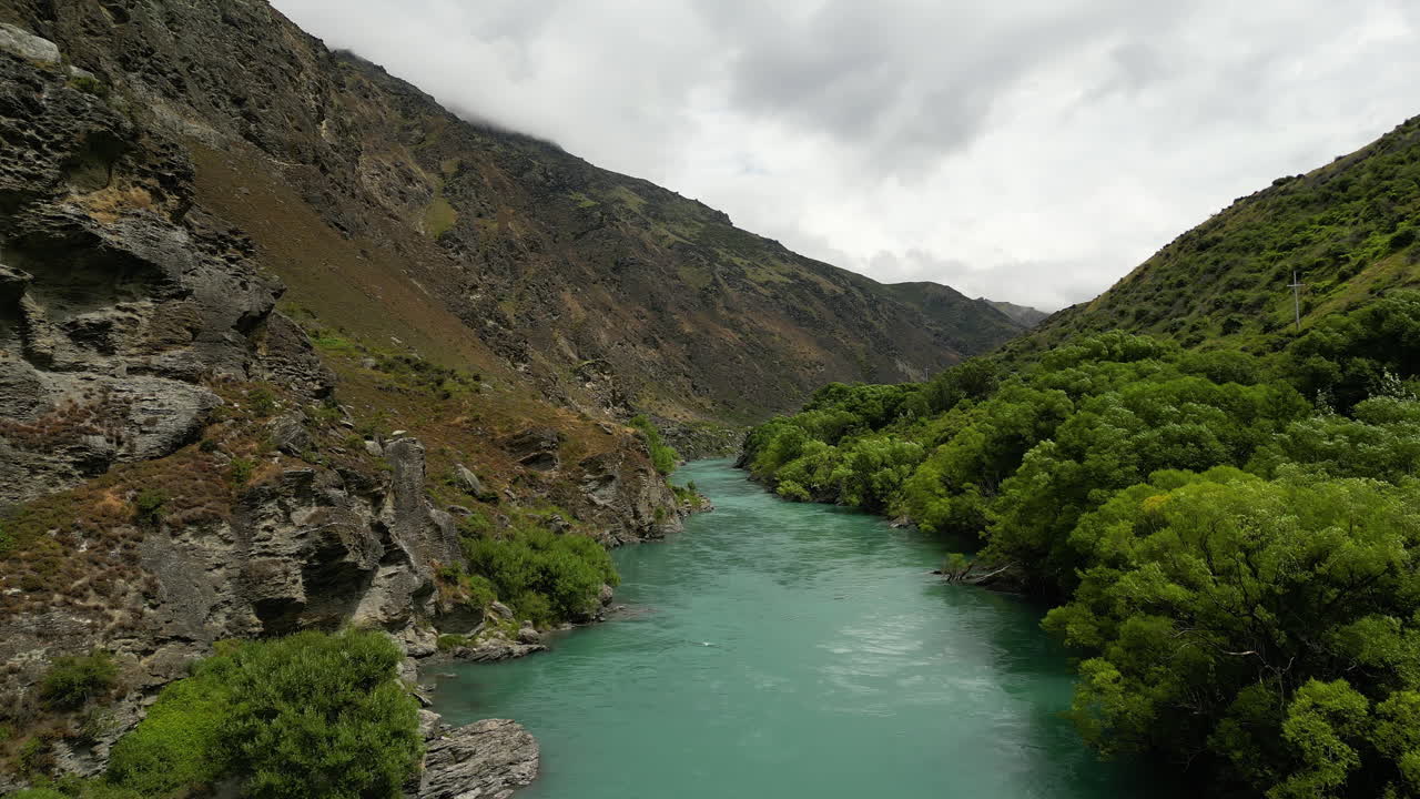 garganta escénica en el río clutha en el centro de otago, nueva zelanda, antena