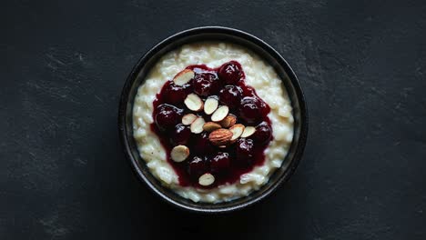 Arroz-Con-Leche-Cremoso-Con-Cobertura-De-Cerezas-Y-Láminas-De-Almendras