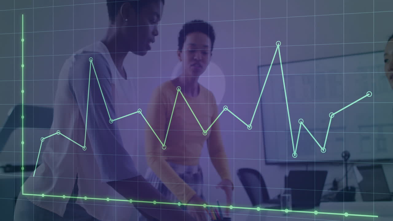 animación del procesamiento de datos financieros sobre diversos colegas que discuten el trabajo en la oficina