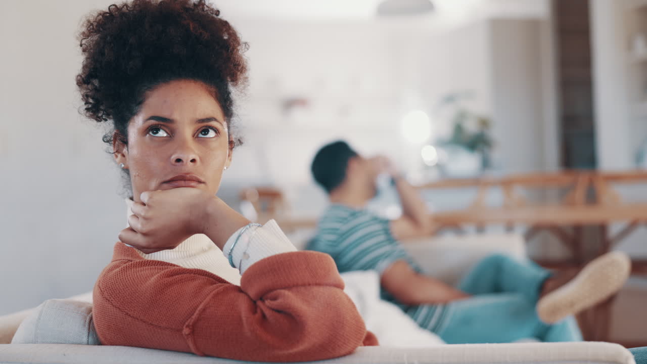 Triste, chateada e mulher no sofá em discussão