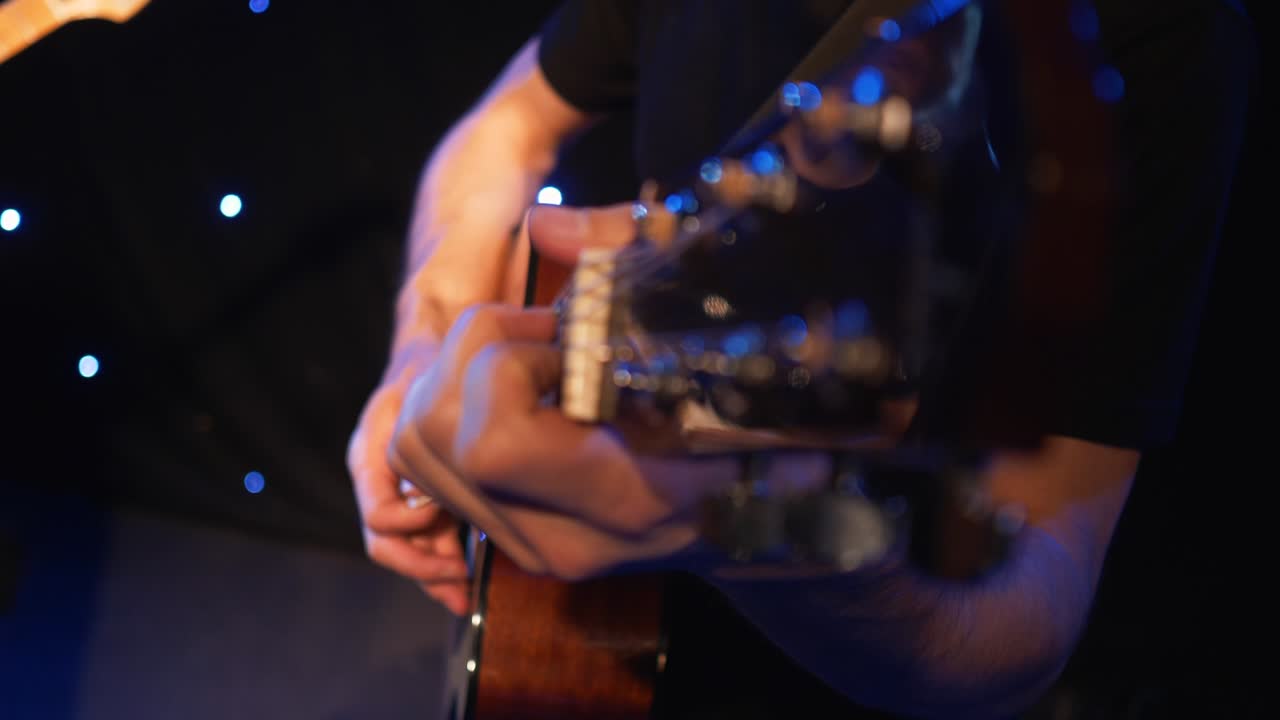 banda de rock de concierto actuando en el escenario con dos guitarras eléctricas cantantes. video musical punk, heavy metal o grupo de rock. banda de instrumentos de cámara lenta de dos hombres