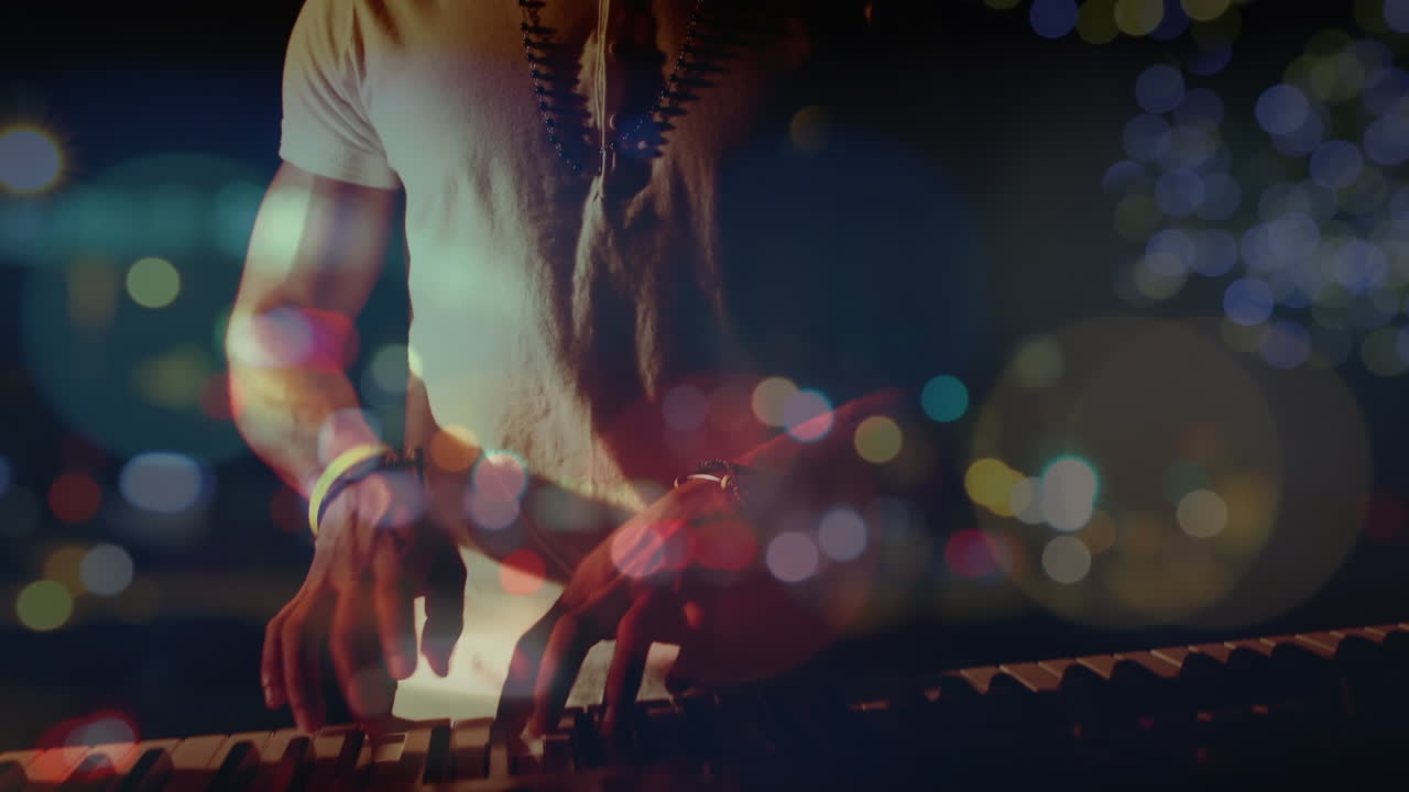 animación sobre el tráfico nocturno borroso sobre las manos de un hombre caucásico tocando el teclado en un concierto
