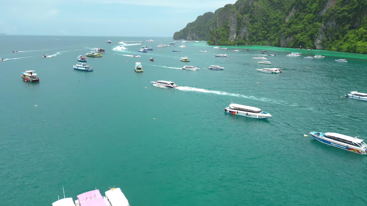 모터 보트 가 아름다운 만 에 정박 하고 타고 있다