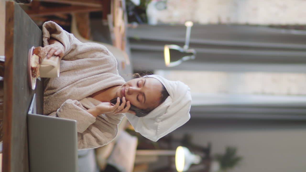 개, 아침 식사 및 전화 통화와 함께 집에서 일하는 여성