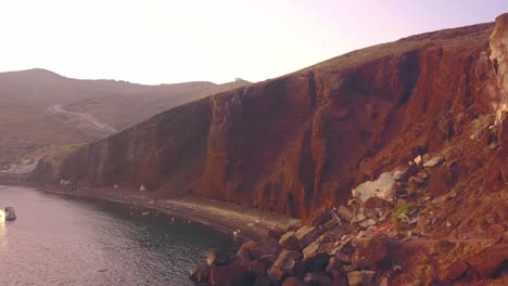 el acantilado rojo de santorini al atardecer