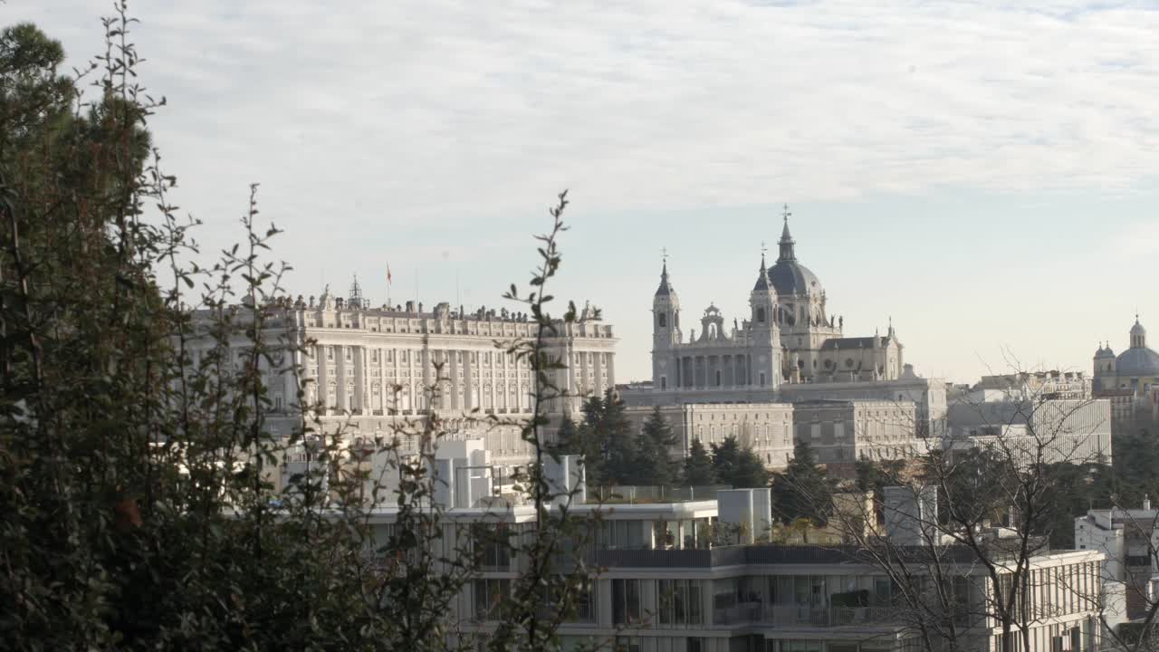 Madrid, skyline diurno con Cattedrale dell'Almudena e Palazzo Reale