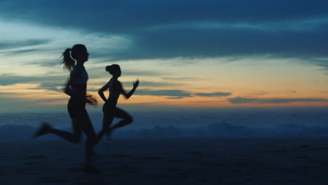atletas activos, en forma y rápidos corriendo