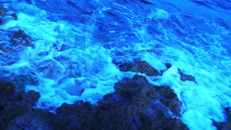 las olas azules del mar rompen las piedras de la costa del sur de francia