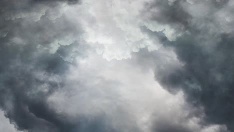 Nubes-Cumulonimbus-Oscuras-Y-En-Movimiento-En-El-Cielo,-Una-Tormenta-4k