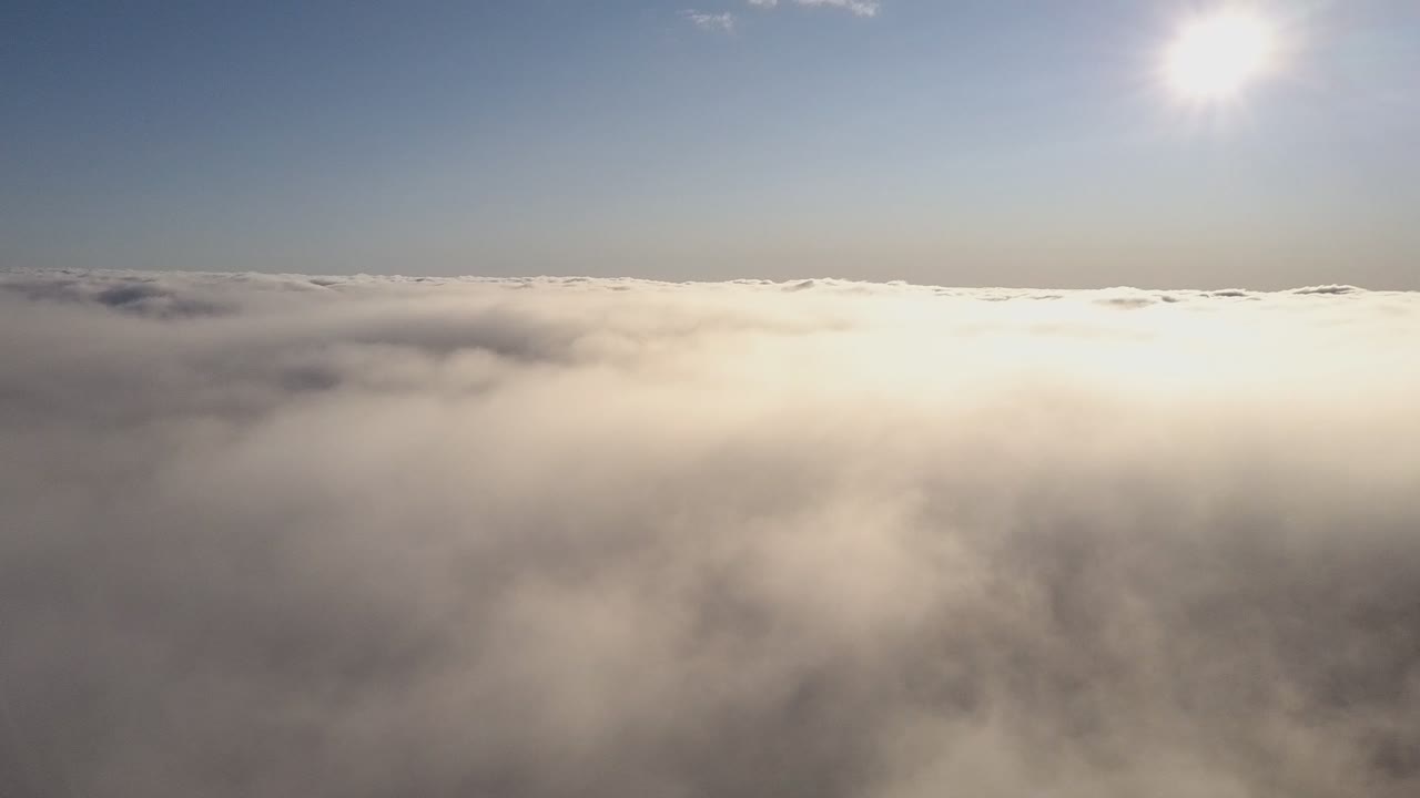 푹신한 구름 위의 화창한 날